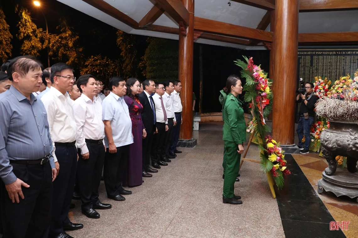 Phó Chủ tịch nước và các đại biểu dâng hương tại Khu di tích Ngã ba Đồng Lộc