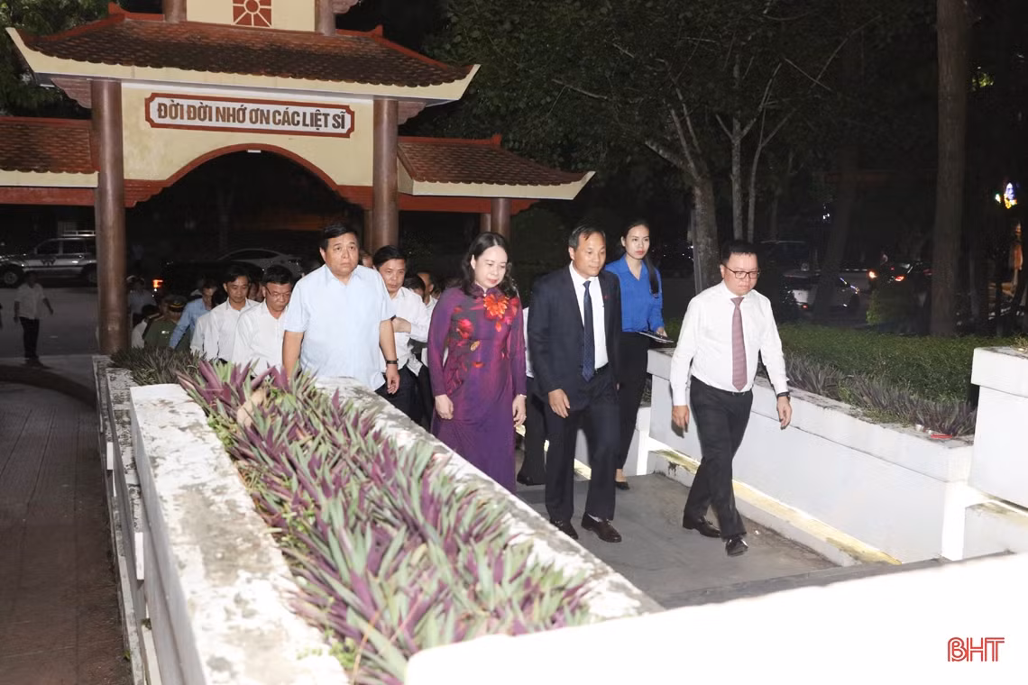Phó Chủ tịch nước và các đại biểu dâng hương tại Khu di tích Ngã ba Đồng Lộc