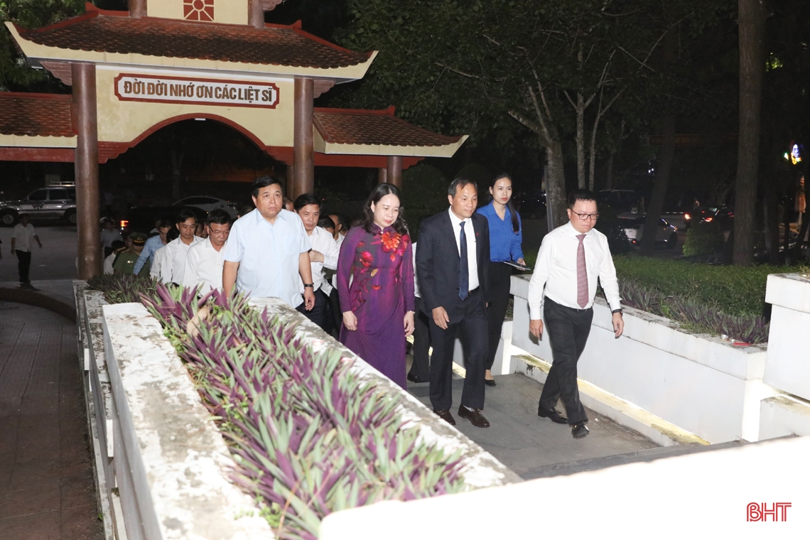 Phó Chủ tịch nước và các đại biểu dâng hương tại Khu di tích Ngã ba Đồng Lộc