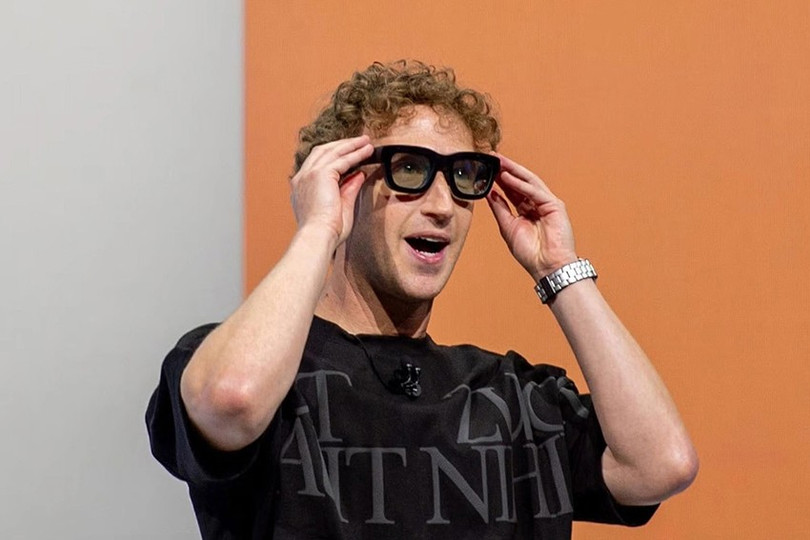 Tỉ phú Mark Zuckerberg đeo thử kính thực tế tăng cường Orion trong sự kiện giới thiệu ngày 25/9 tại California, Mỹ - Ảnh: GETTY IMAGES mark-3907.jpg