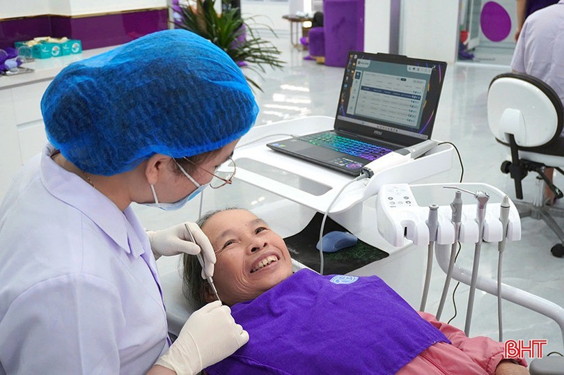 Bác sĩ tại Nha khoa Mai Hùng Group (TP Hà Tĩnh) thăm khám răng miệng cho khách hàng. nha-khoa-mai-hung-2.jpg