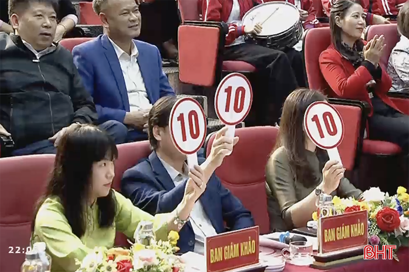 Phần thuyết trình của bạn Uyên Nhi - Trường THCS Kỳ Long nhận được 3 điểm 10 từ Ban Giám khảo. bqbht_br_anh-chup-man-hinh-2025-04-07-luc-085511.png