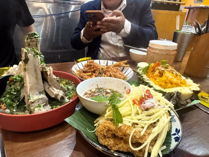 Dùng chung nước chấm hay gắp thức ăn cho nhau cùng một đũa ăn dễ lây nhiễm nhiều bệnh, trong đó có nhiễm vi khuẩn H. pylori (hay còn gọi là HP) - Ảnh minh họa: THU HIẾN