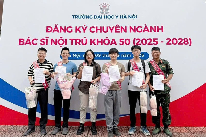Tuấn Thành (ngoài cùng bên trái) và Trung Kiên (thứ 2 từ trái qua) cùng chọn chuyên ngành Phẫu thuật tạo hình, Trường Đại học Y Hà Nội. 3.jpg