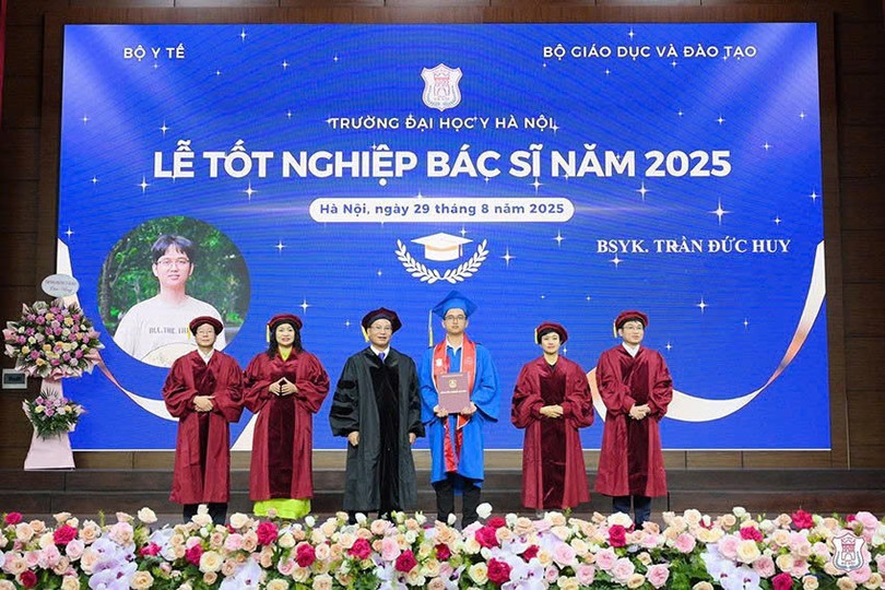 Trần Đức Huy đạt điểm cao nhất trong số các thí sinh Hà Tĩnh và xếp thứ 10 toàn quốc tại kỳ thi bác sĩ nội trú Đại học Y Hà Nội. (Ảnh: NVCC) 1.jpg