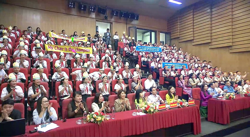 Hai đội thi nhận được sự cổ vũ nồng nhiệt của các cổ động viên ở trường quay S2 - Báo Hà Tĩnh. Hai đội thi nhận được sự cổ vũ nồng nhiệt của các cổ động viên ở trường quay S2 - Báo Hà Tĩnh.