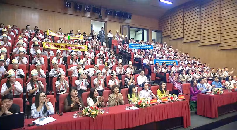 Hai đội thi nhận được sự cổ vũ nồng nhiệt của các cổ động viên ở trường quay S2 - Báo Hà Tĩnh.