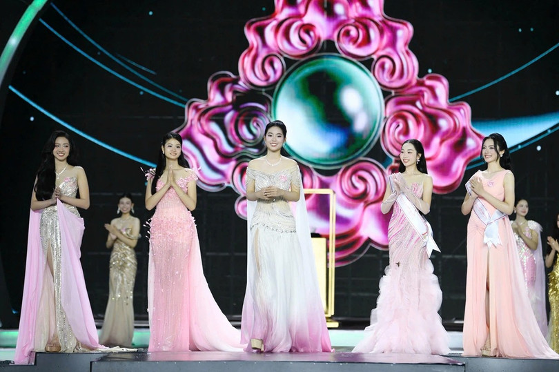 Top 5 bước vào phần thi ứng xử. (Ảnh: Ban Tổ chức) hn-phuong-linh-2.jpg