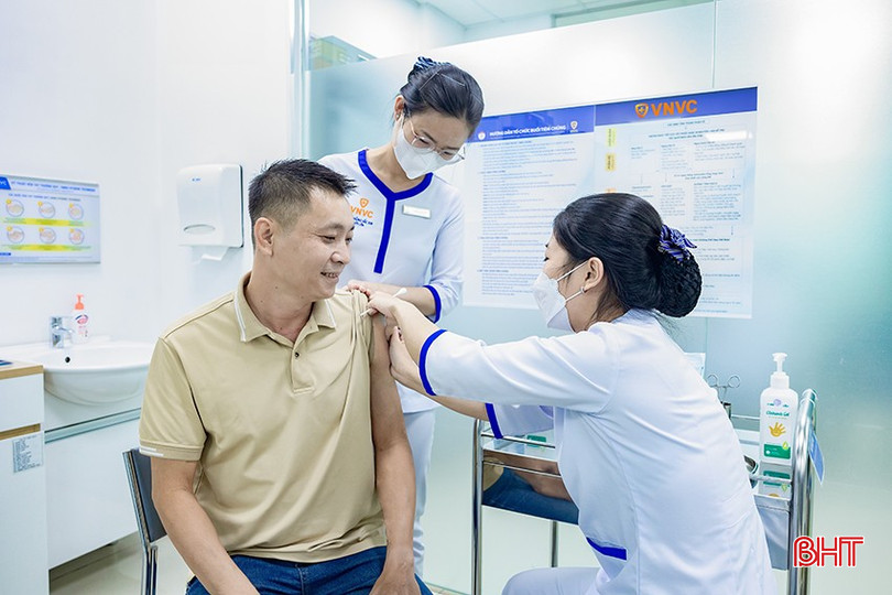 Nhiều người dân đến Trung tâm tiêm chủng VNVC tiêm vắc-xin phòng bệnh sốt xuất huyết khi loại vắc-xin này lần đầu tiên có mặt tại Việt Nam. v1.jpg