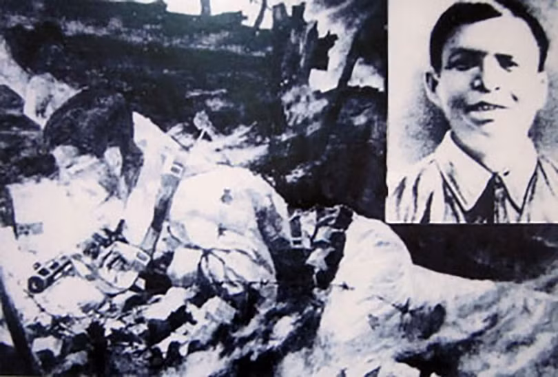 Trong Chiến dịch Điện Biên Phủ năm 1954, một chiến sĩ đã dùng thân mình lấp lỗ châu mai, ngăn chặn hỏa lực địch, mở đường cho đồng đội tiến công. Người chiến sĩ dũng cảm ấy là ai?