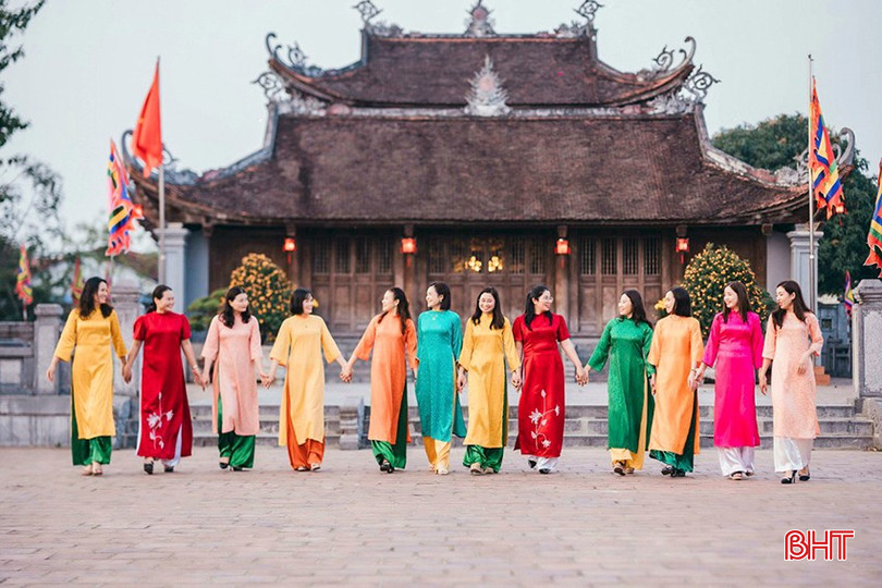 Cán bộ, hội viên phụ nữ phường Trần Phú (TP Hà Tĩnh) duyên dáng trong tà áo dài truyền thống tại Di tích Văn Miếu Hà Tĩnh. bqbht_br_phu-nu-ha-tinh.jpg