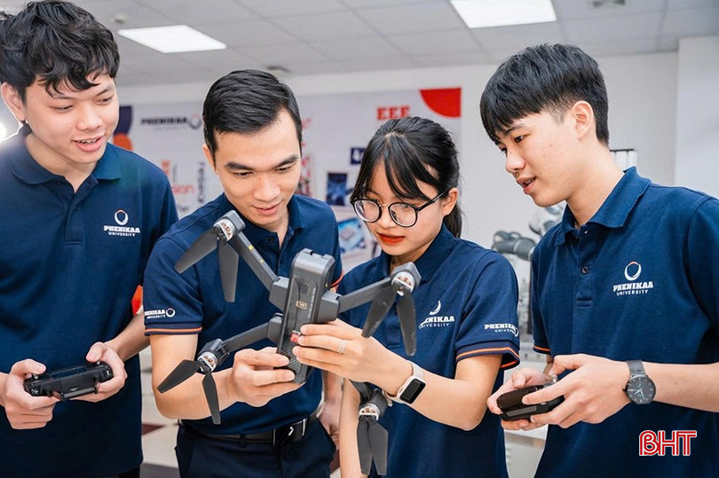 Khanh Dieu ແລະ ເພື່ອນມີຄວາມເອກອ້າງທະນົງໃຈໃນການຄົ້ນຄ້ວາວິທະຍາສາດ ແລະ ເຕັກໂນໂລຢີ. (ພາບ: NVCC) bqbht_br_khanh-dieu-2.jpg