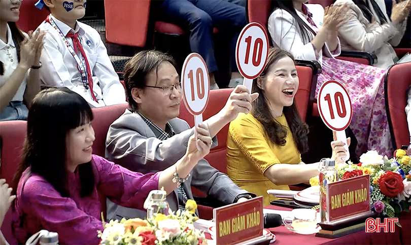 Phần thi thuyết trình của Võ Thảo Trúc nhận được 3 điểm 10 từ 3 vị giám khảo. bqbht_br_anh-chup-man-hinh-2025-04-21-luc-131600.png