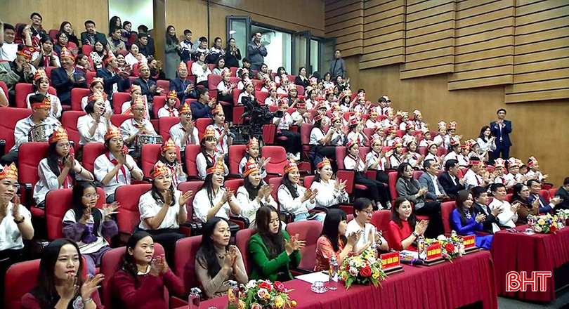 Hai đội thi nhận được sự cổ vũ nhiệt tình từ các cổ động viên. bqbht_br_anh-1-1.jpg