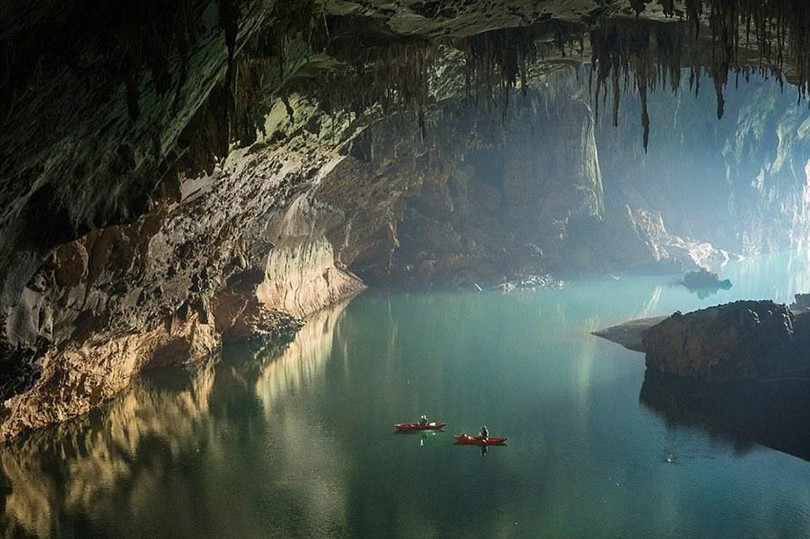 គួរកត់សម្គាល់ថា ល្អាង Son Doong (Quang Tri) និង Xe Bang Fai Cave (Kham Muon) មានច្រកចូលរូងភ្នំធំជាងគេបំផុតរបស់ពិភពលោក ទាក់ទងនឹងអង្កត់ផ្ចិត និងការបន្ត។ នៅក្នុងរូបថត៖ នៅខាងក្នុងរូងភ្នំ Xe Bang Fai ។ (ប្រភព៖ Daily Mail) a3.jpg
