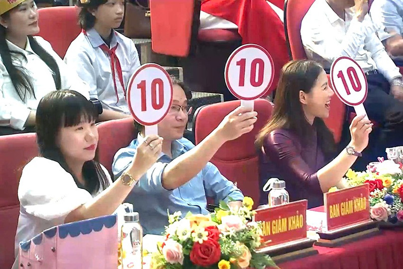 Bài thuyết trình xuất sắc cùng phần trả lời câu hỏi phụ hoàn hảo của Thùy Phương giúp đội nhận về 3 điểm 10 từ Ban Giám khảo. o-cua-3.jpg