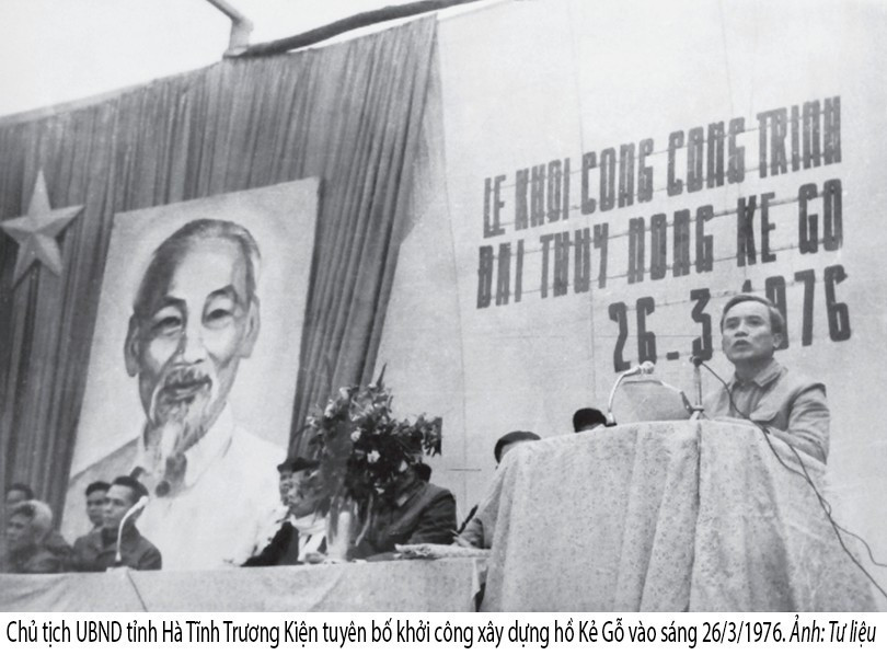 Bác Hồ đã đưa ra lời dặn dò quan trọng nào về hồ Kẻ Gỗ trong chuyến thăm Hà Tĩnh năm 1957?