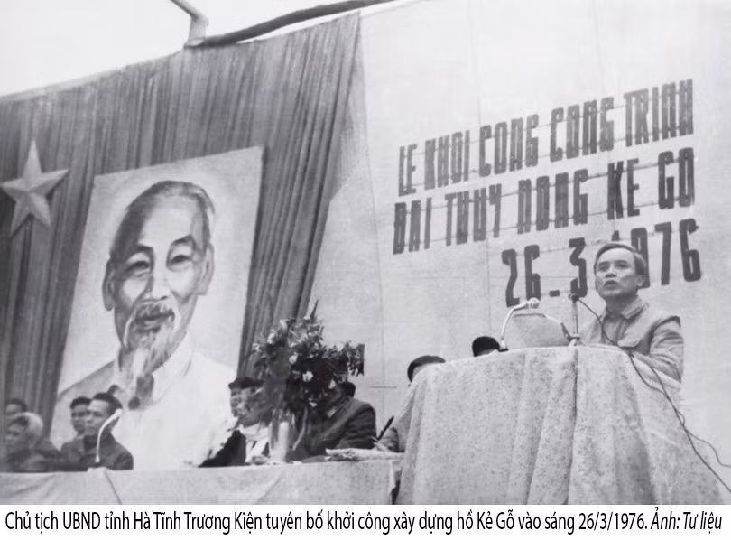 Bác Hồ đã đưa ra lời dặn dò quan trọng nào về hồ Kẻ Gỗ trong chuyến thăm Hà Tĩnh năm 1957?