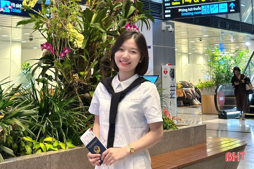 Thùy Dương cắt mái tóc dài của mình để hiến tặng bệnh nhân ung thư trước khi lên đường sang Pháp. (Ảnh: NVCC) bqbht_br_anh-chup-truoc-khi-len-may-bay-qua-phap.jpg