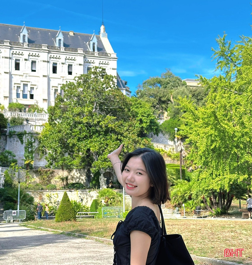 Thùy Dương chụp ảnh trong khuôn viên Đại học Côte d’Azur - nơi em sẽ theo học chương trình thạc sĩ trong 1 năm tại Pháp. (Ảnh: NVCC) bqbht_br_anh-chup-cung-truong-universite-cote-dazur.jpg