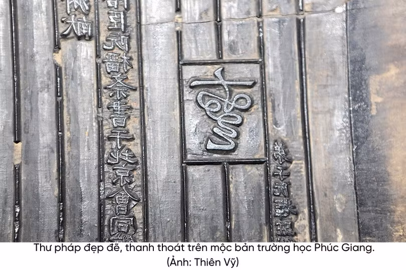 Bộ mộc bản Trường học Phúc Giang được khắc bằng loại gỗ nào?