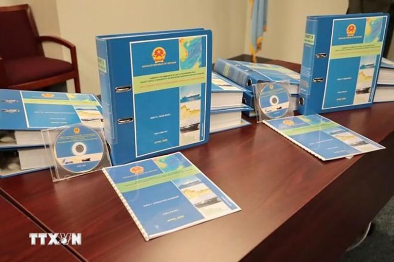 Việt Nam chính thức nộp Hồ sơ đệ trình Ranh giới thềm lục địa mở rộng ngoài 200 hải lý của Việt Nam ở Khu vực Giữa Biển Đông lên Ủy ban Ranh giới Thềm lục địa Liên hợp quốc. (Ảnh: Thanh Tuấn/TTXVN) d2.jpg