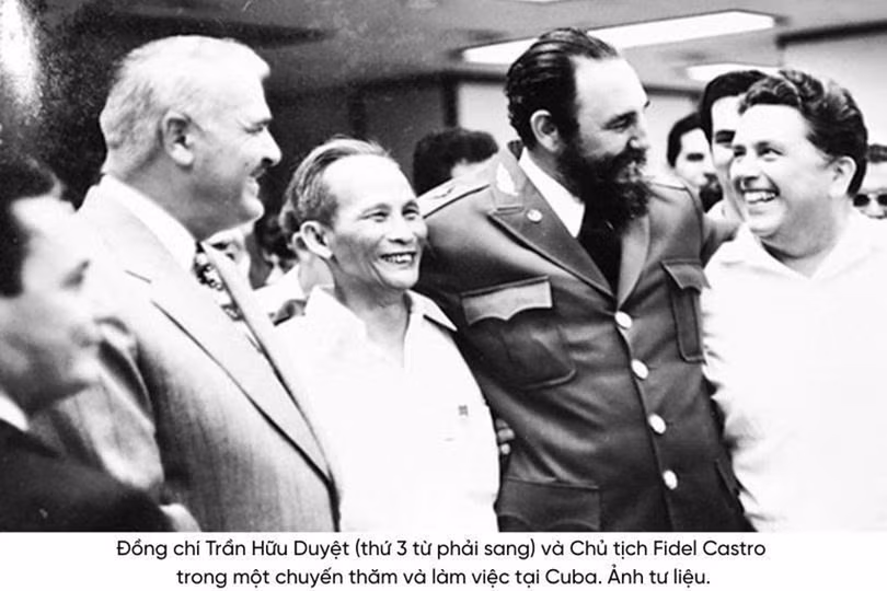 Đồng chí phụ trách mặt trận nào sau khi được bổ nhiệm làm Khu ủy viên Liên khu IV?