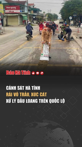 Công an ở Hà Tĩnh rải vỏ trấu, xúc cát xử lý dầu loang trên quốc lộ