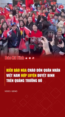 Kiều bào Nga chào đón quân nhân Việt Nam hợp luyện duyệt binh trên Quảng trường Đỏ