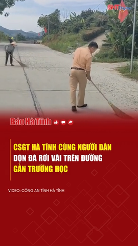 CSGT Hà Tĩnh cùng người dân dọn đá rơi vãi trên đường gần trường học
