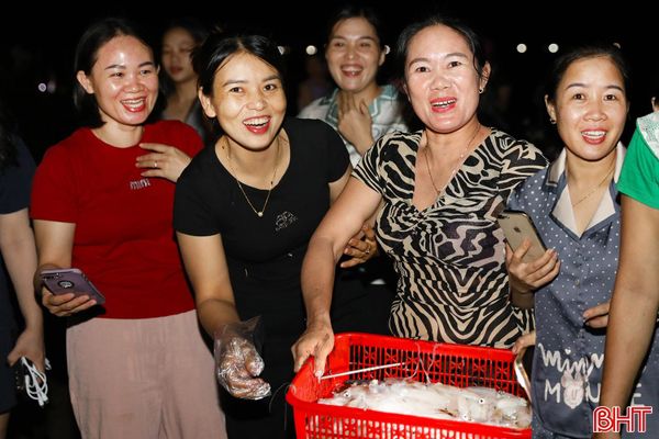Độc đáo chợ đêm chỉ bán một loại hải sản ở Hà Tĩnh