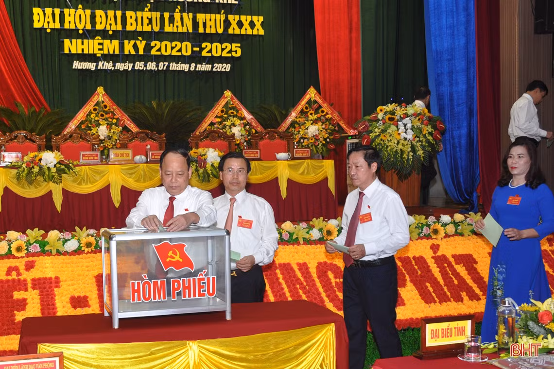 Đồng chí Lê Ngọc Huấn được bầu giữ chức Bí thư Huyện ủy Hương Khê nhiệm kỳ 2020 - 2025