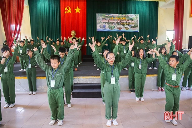 Xúc động lễ chia tay các chiến sỹ “nhí”