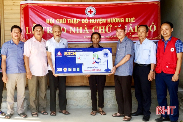 Bàn giao nhà cho đối tượng đặc biệt khó khăn ở Hương Khê