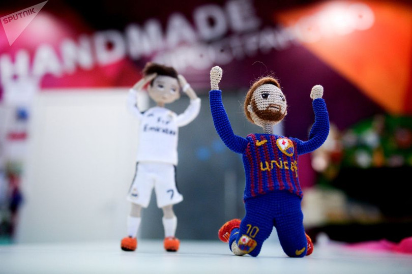 Bà nội trợ Nga làm búp bê hình các ngôi sao World Cup