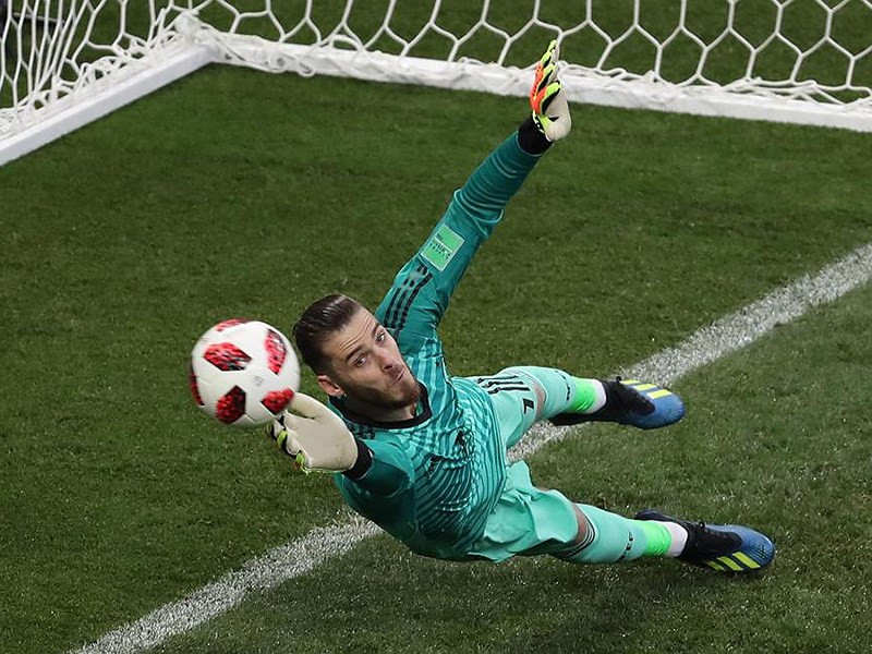 VAR ‘treo máy’ khi các thủ môn phạm luật bắt luân lưu