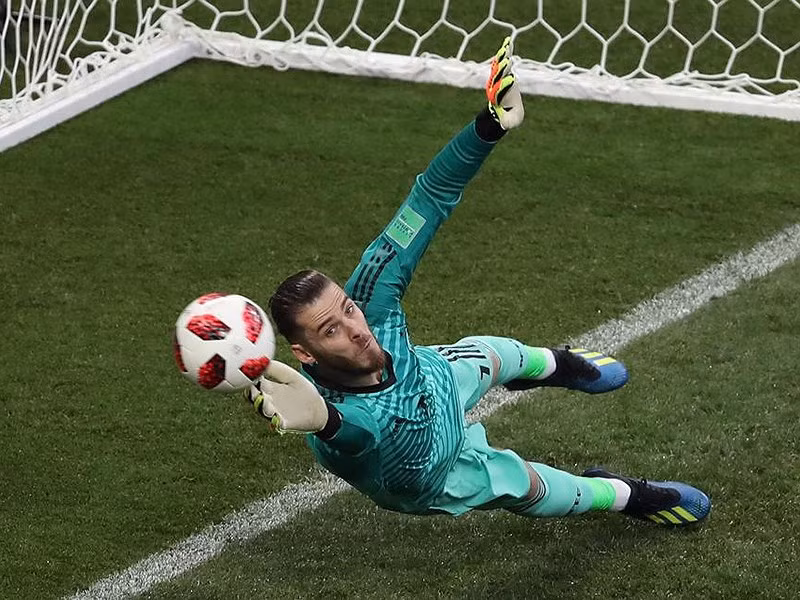 VAR ‘treo máy’ khi các thủ môn phạm luật bắt luân lưu