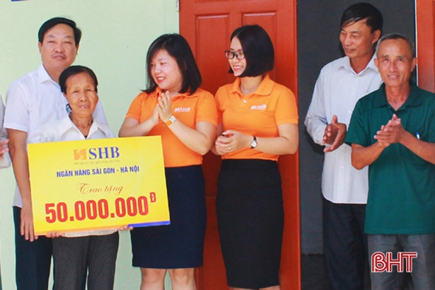 Bàn giao nhà ở cho gia đình đặc biệt khó khăn huyện Can Lộc