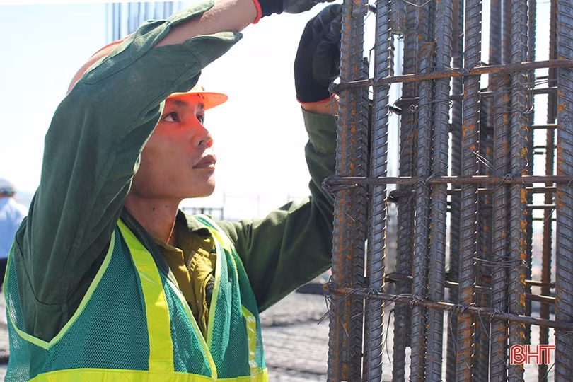 “Vượt nắng” trên công trường nhà ở xã hội đầu tiên Hà Tĩnh