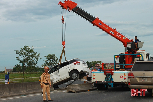 Va chạm với xe tải, xe 4 chỗ đâm tung dải phân cách
