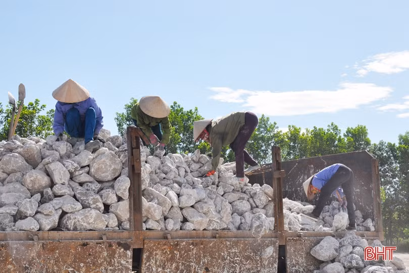 Nữ “phu đá” mưu sinh dưới nắng nóng 40 độ C