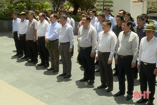 Ngân hàng Nhà nước Việt Nam ủng hộ Quỹ Đền ơn đáp nghĩa Hà Tĩnh 300 triệu đồng