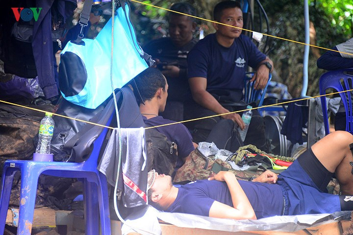 Cận cảnh biệt đội SEAL giải cứu đội bóng trong hang động tại Thái Lan