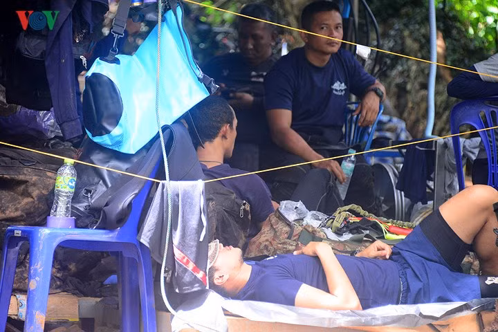 Cận cảnh biệt đội SEAL giải cứu đội bóng trong hang động tại Thái Lan