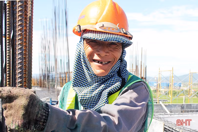 “Vượt nắng” trên công trường nhà ở xã hội đầu tiên Hà Tĩnh