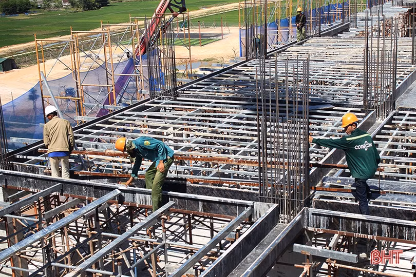 “Vượt nắng” trên công trường nhà ở xã hội đầu tiên Hà Tĩnh