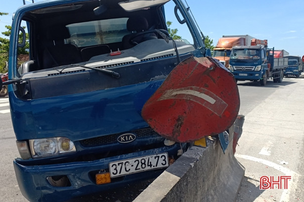 Xe tải “leo” dải phân cách, 1 người nhập viện