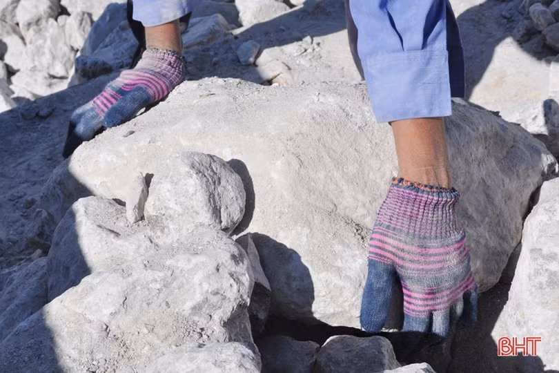 Nữ “phu đá” mưu sinh dưới nắng nóng 40 độ C