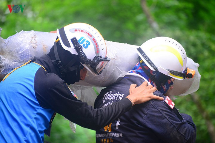 Cận cảnh biệt đội SEAL giải cứu đội bóng trong hang động tại Thái Lan