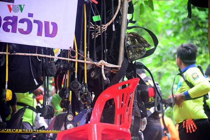 Cận cảnh biệt đội SEAL giải cứu đội bóng trong hang động tại Thái Lan